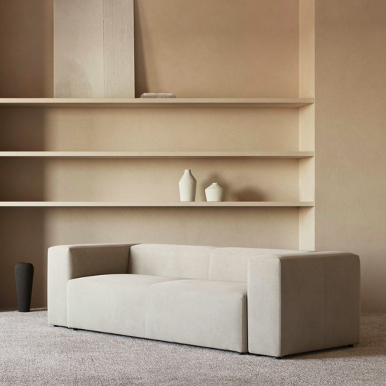 Sofá Block de Kave Home de línea sencilla conveniente para un salón estilo Wabi Sabi