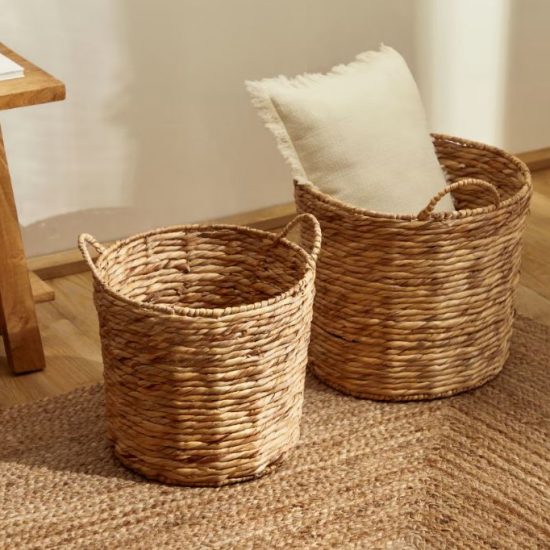 Cestas de mimbre, Mast, de Kave Home perfectas para un salón estilo Wabi Sabi